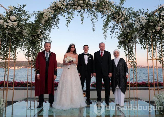 Mesut Özil ile Amine Gülşe evlendi
