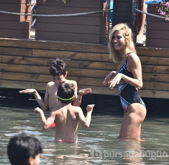 Plajın güzeli Çağla Şıkel