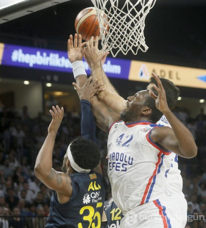 Anadolu Efes'in, Fenerbahçe'yi konuk ettiği maçta yine olaylar vardı
