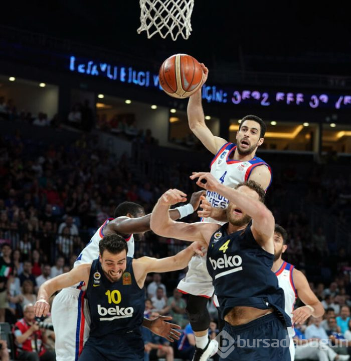 Anadolu Efes'in, Fenerbahçe'yi konuk ettiği maçta yine olaylar vardı