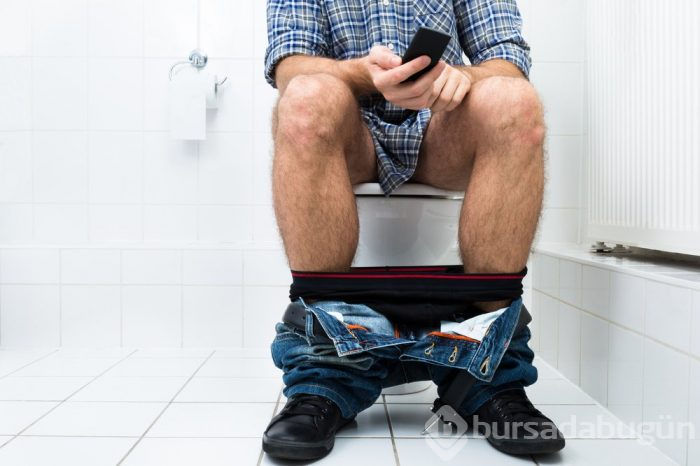 Uzmanlardan çok önemli uyarı! Tuvalette telefon kullanmanın inanılmaz zararları