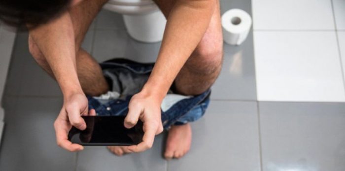 Uzmanlardan çok önemli uyarı! Tuvalette telefon kullanmanın inanılmaz zararları