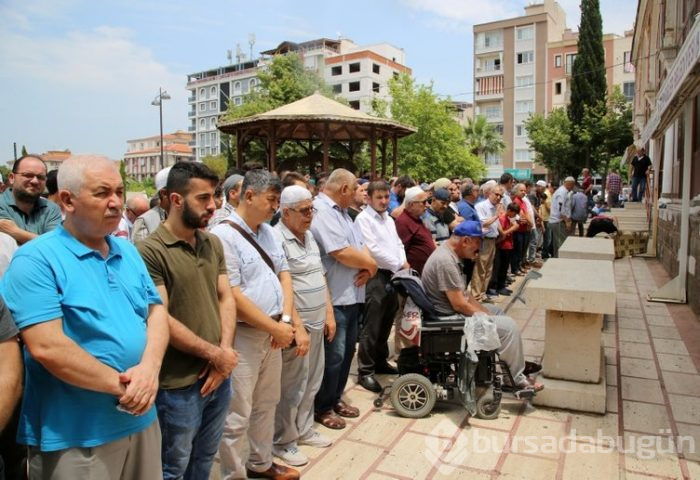 Türkiye'nin dört bir yanında Muhammed Mursi için cenaze namazı kılındı