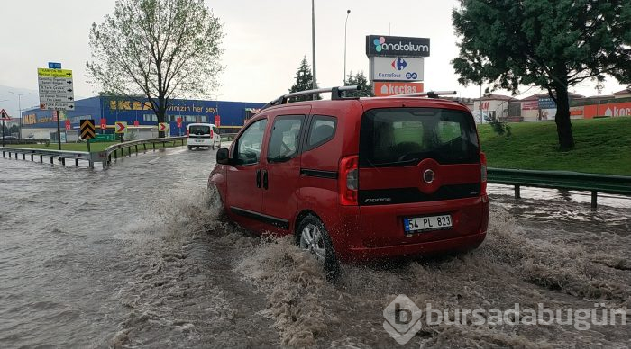 Bursa'da aniden bastıran sağanak yağış zor anlar yaşattı	