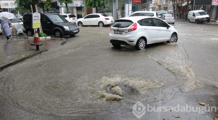 Bursa'da aniden bastıran sağanak yağış zor anlar yaşattı	