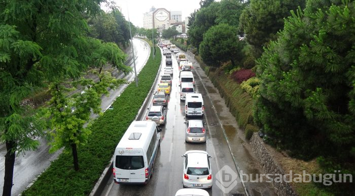 Bursa'da aniden bastıran sağanak yağış zor anlar yaşattı	