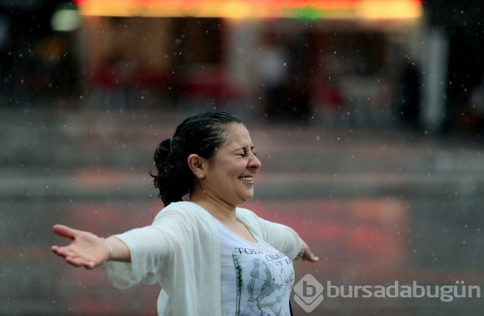 Bursa'da aniden bastıran sağanak yağış zor anlar yaşattı	