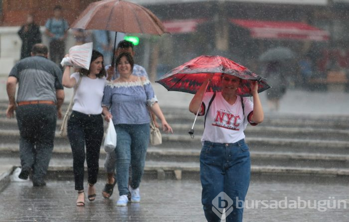 Bursa'da aniden bastıran sağanak yağış zor anlar yaşattı	