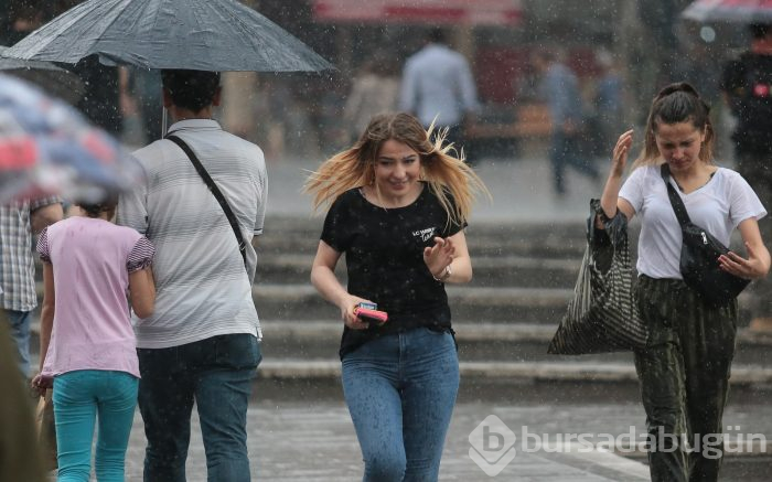 Bursa'da aniden bastıran sağanak yağış zor anlar yaşattı	
