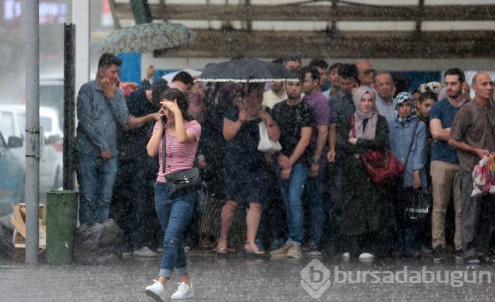Bursa'da aniden bastıran sağanak yağış zor anlar yaşattı	