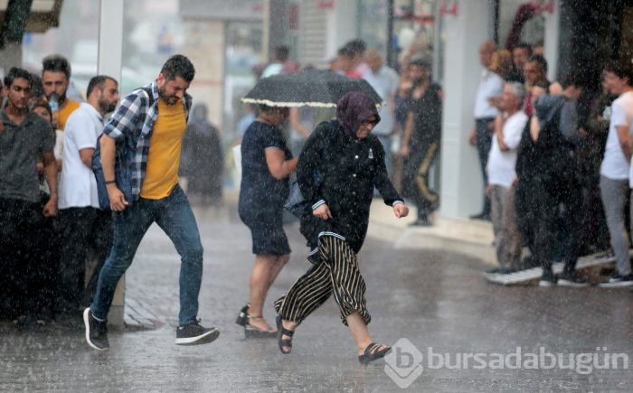 Bursa'da aniden bastıran sağanak yağış zor anlar yaşattı	