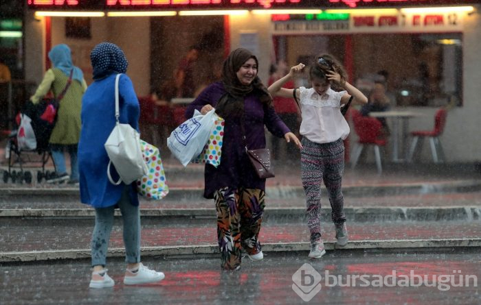 Bursa'da aniden bastıran sağanak yağış zor anlar yaşattı	