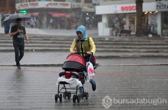 Bursa'da aniden bastıran sağanak yağış zor anlar yaşattı	