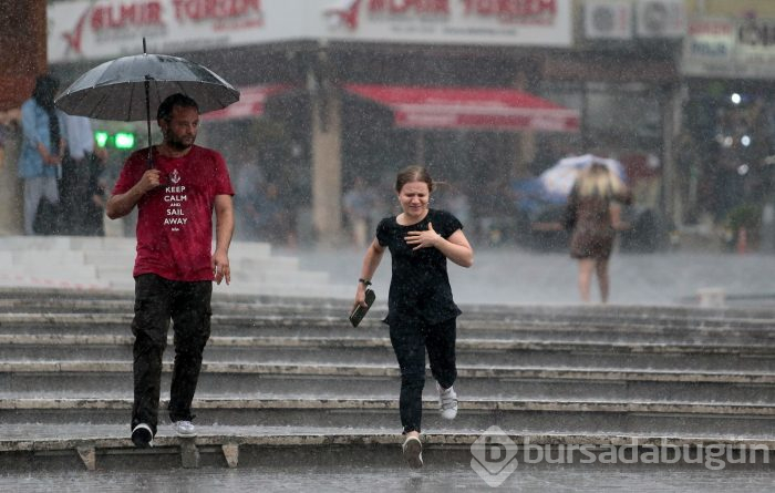 Bursa'da aniden bastıran sağanak yağış zor anlar yaşattı	