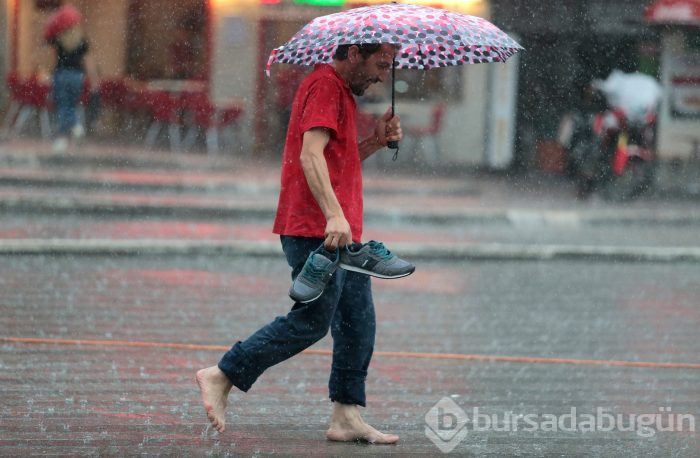 Bursa'da aniden bastıran sağanak yağış zor anlar yaşattı	