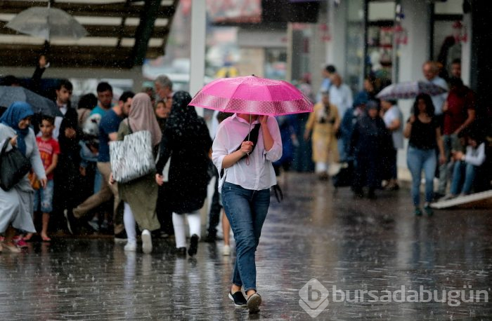 Bursa'da aniden bastıran sağanak yağış zor anlar yaşattı	
