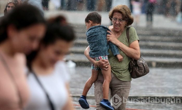 Bursa'da aniden bastıran sağanak yağış zor anlar yaşattı	