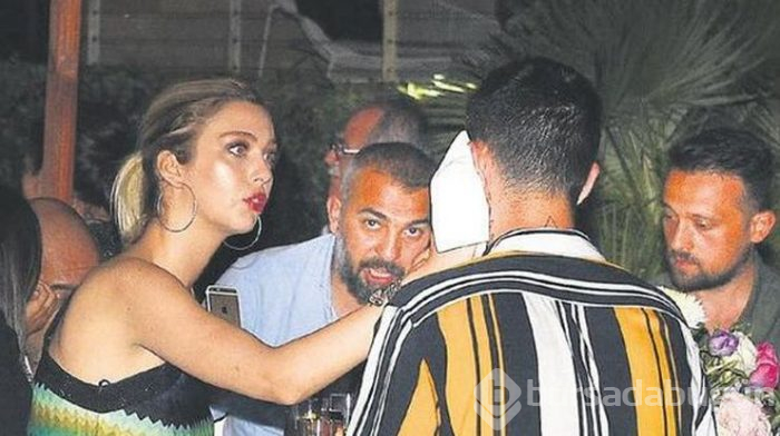 Yasemin Şefkatli, sahneden inen aşkının terini sildi
