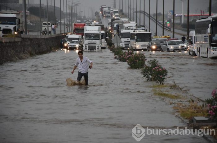 İzmir-Ankara yolunda onlarca araç mahsur kaldı