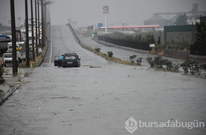 İzmir-Ankara yolunda onlarca araç mahsur kaldı