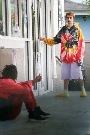 Bieber evsizi es geçmedi