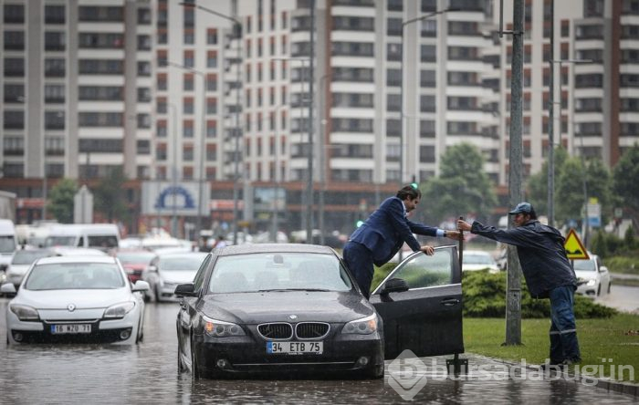 Bursa'da gölete dönen yolda araçlar mahsur kaldı