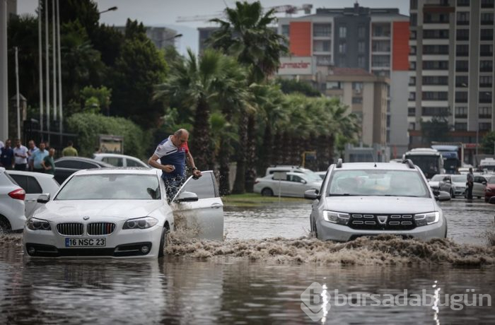 Bursa'da gölete dönen yolda araçlar mahsur kaldı
