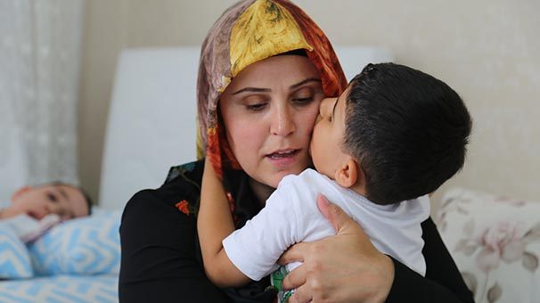 İki oğlu için yurt dışında tedavi için destek arıyor
