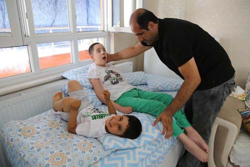 İki oğlu için yurt dışında tedavi için destek arıyor
