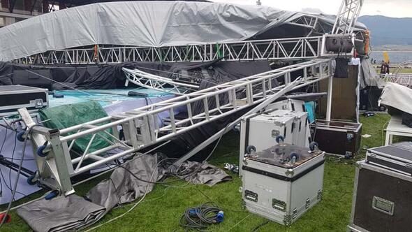 Karabük'te mezuniyet töreni için kurulan konser sahnesi yıkıldı: 2 yaralı