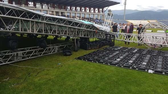 Karabük'te mezuniyet töreni için kurulan konser sahnesi yıkıldı: 2 yaralı