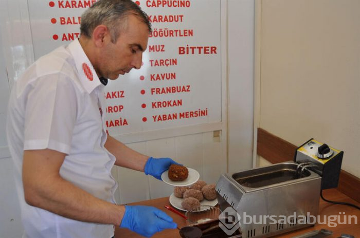 Akçay'da bir dondurmacı yaptı, görenler şaşkına dönüyor