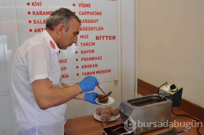 Akçay'da bir dondurmacı yaptı, görenler şaşkına dönüyor