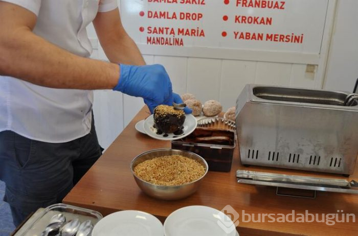 Akçay'da bir dondurmacı yaptı, görenler şaşkına dönüyor