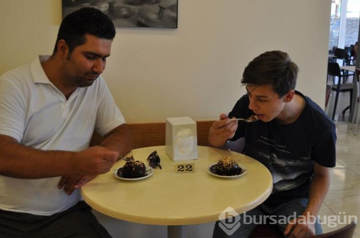 Akçay'da bir dondurmacı yaptı, görenler şaşkına dönüyor