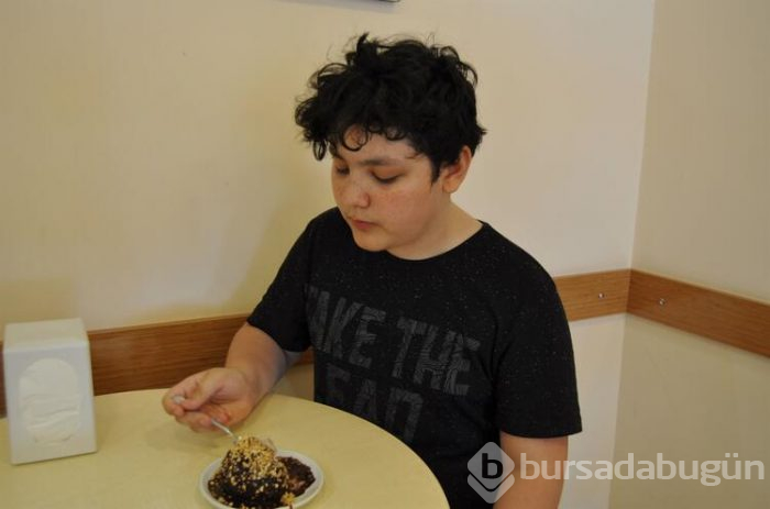 Akçay'da bir dondurmacı yaptı, görenler şaşkına dönüyor