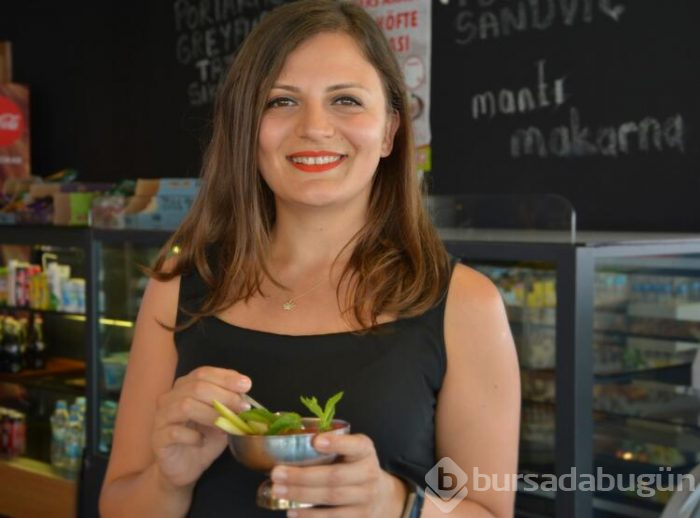 Akçay'da bir dondurmacı yaptı, görenler şaşkına dönüyor