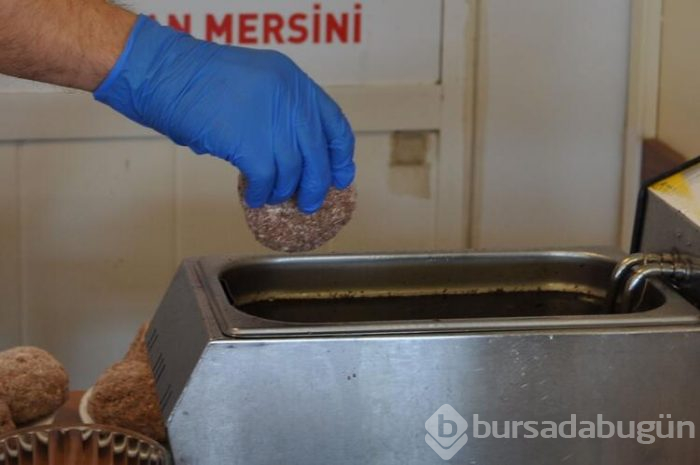 Akçay'da bir dondurmacı yaptı, görenler şaşkına dönüyor