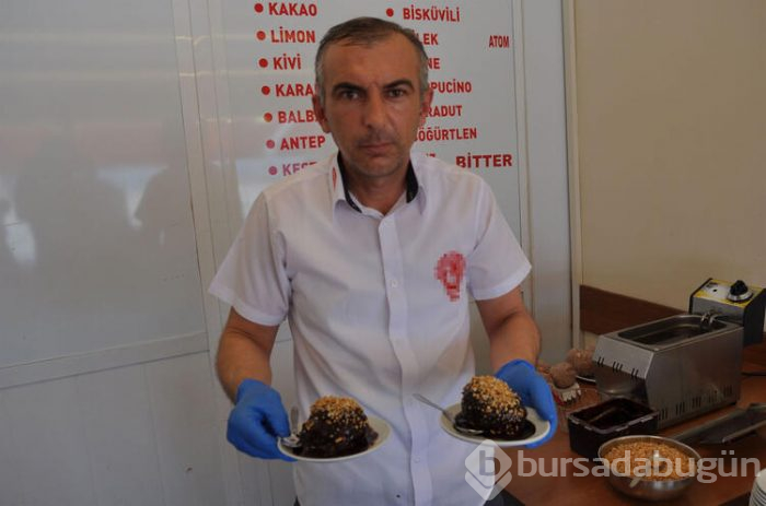 Akçay'da bir dondurmacı yaptı, görenler şaşkına dönüyor