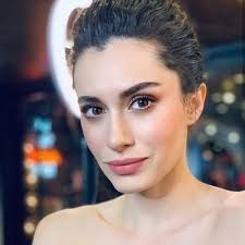 Güzel oyuncu tek başına tatilde