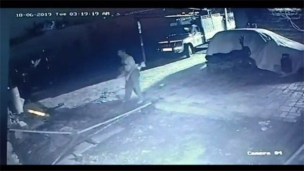 Evden yarı çıplak fırladı!
