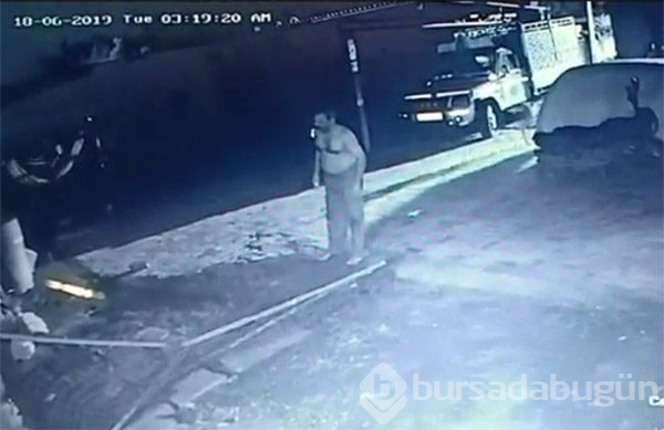 Evden yarı çıplak fırladı!