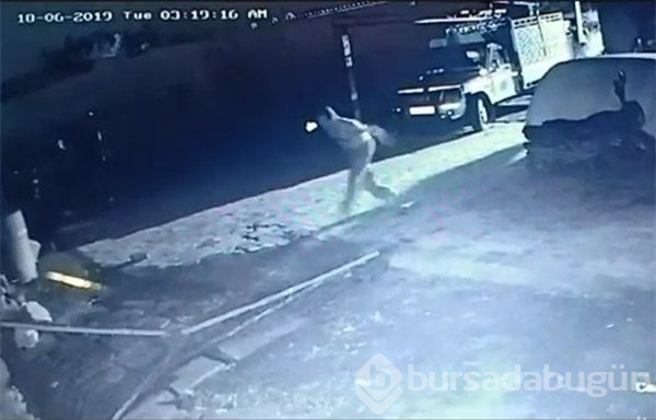 Evden yarı çıplak fırladı!