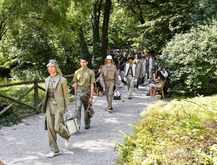 Açık havada moda şovu