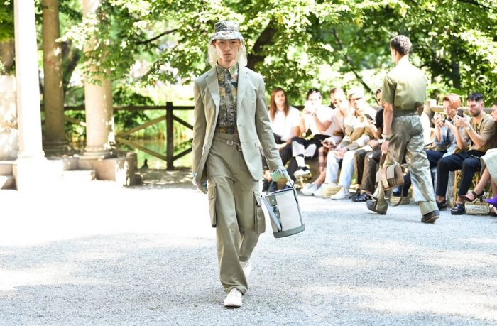 Açık havada moda şovu