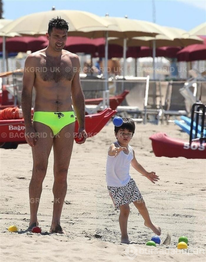 Kim, nerede tatilde?
