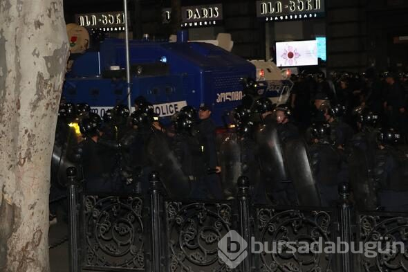 Tiflis'te parlamentoyu kuşatan protestoculara müdahale
