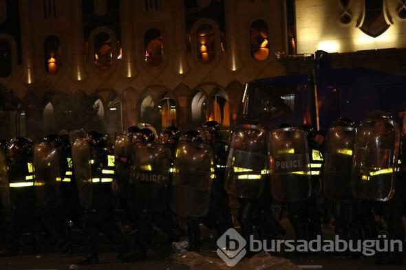 Tiflis'te parlamentoyu kuşatan protestoculara müdahale
