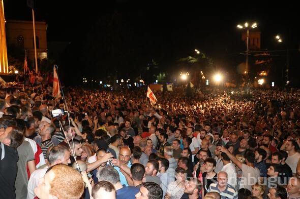 Tiflis'te parlamentoyu kuşatan protestoculara müdahale
