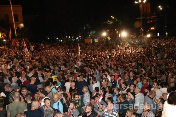 Tiflis'te parlamentoyu kuşatan protestoculara müdahale
